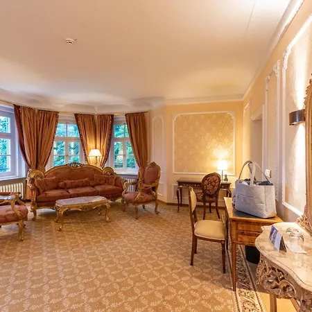 Robenstein & - Hotel 4*