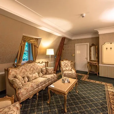 Robenstein & - Hotel 4*