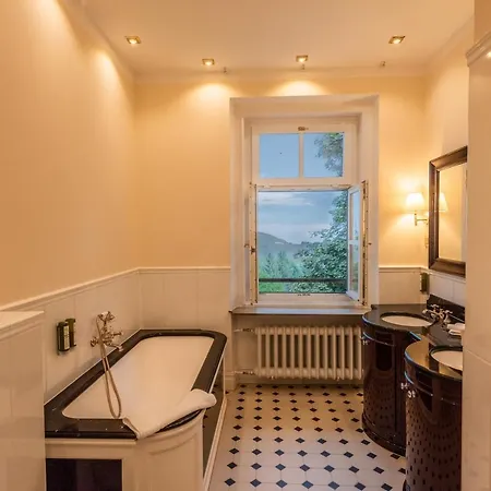 Robenstein & - Hotel 4*