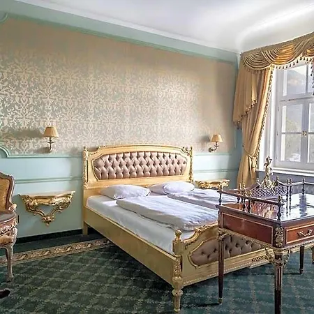 Robenstein & - Hotel 4*